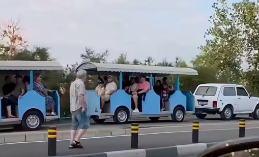 Туристически абсурд по нашенски: "Лада Нива" тегли влакче с хора в Несебър (ВИДЕО)