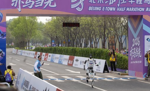 Хуманоиден робот надбяга хората на полумаратон в Пекин, счупи световния рекорд