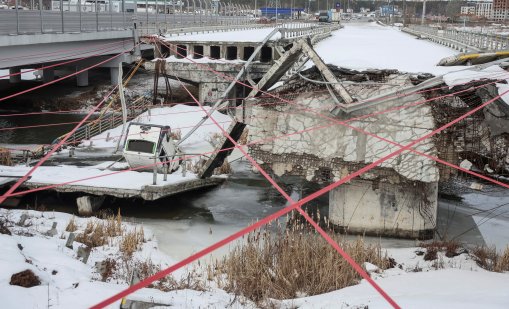 Без видим край: Как четири години война пренаредиха силите около Украйна