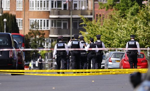 Мъж нападна и намушка с нож двама евреи в Лондон