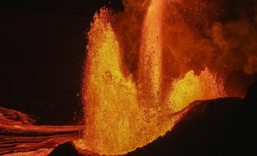 Вулканът Килауеа изригна с фонтан от лава с височина около 370 метра ВИДЕО