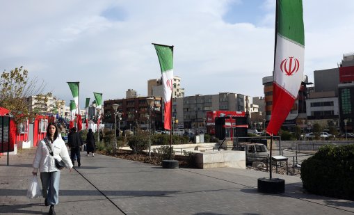 Няколко души нападнаха правителствена сграда в Иран