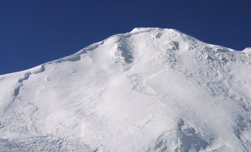 Двама души загинаха, затрупани от лавина в Доломитите в Италия