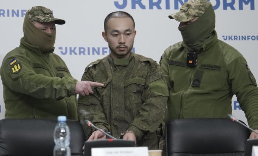 Военна униформа вместо работа - чужденците на фронта в Украйна