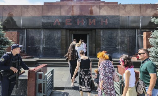 10 дни затвор за младеж, хвърлил обувка срещу... саркофага на Ленин