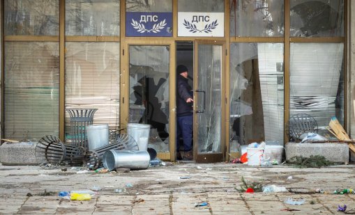 В кадър: Централите на ГЕРБ и ДПС-НН след погрома и протестите
