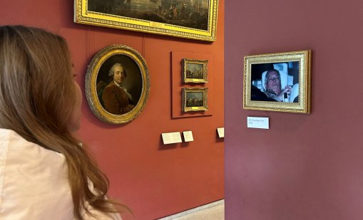 Кофти снимка на Андрю след ареста му се появи на стената в Лувъра ВИДЕО