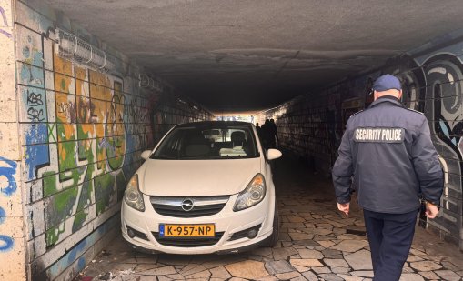 Кола с чуждестранен номер паркира в подлез във Варна СНИМКИ