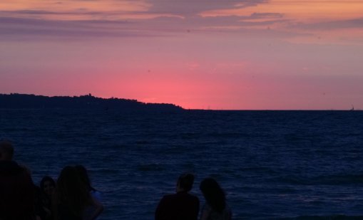 Хиляди посрещнаха първия юлски изгрев на морето