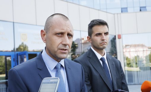Мъжът, врязал се детска площадка, искал да запали с бензин приятелката си