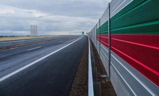  Кола излетя от пътя и падна от 6 метра върху жп трасе, жена се бори за живота