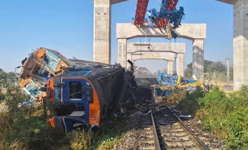 Над 20 души загинаха, след като кран падна върху влак в Тайланд