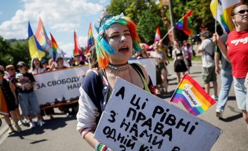 Хиляди се събраха за най-големия гей марш в Киев от началото на войната СНИМКИ