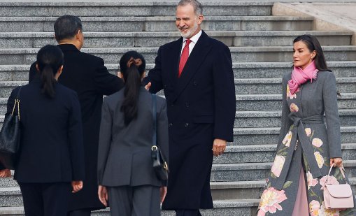 Кралица Летисия се появи в Китай с уникално палто на Carolina Herrera