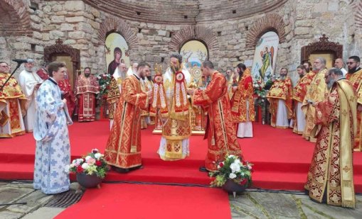 За първи път от 600 години: Четирима митрополити отслужиха литургия в Несебър
