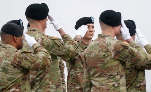 Между патриотизма и страха: Млади войници се дистанцират от Тръмп за войната в Иран