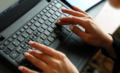 Близо 2400 служители ще учат изкуствен интелект с пари по европроект