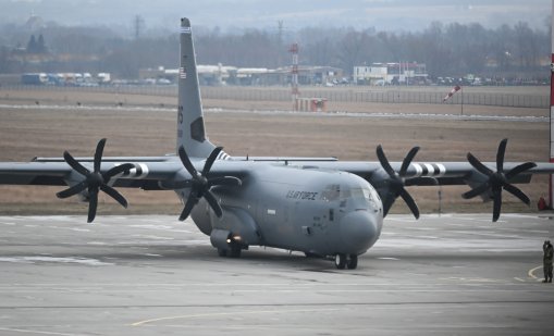 И американски товарен С-130 Херкулес кацна у нас, Иран предупреди, че който помага, е легитимна цел