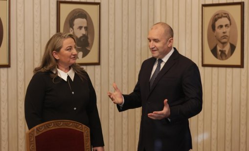 Сачева дойде сама на консултациите с Радев, той я контрира: Мъжете от ГЕРБ се крият зад жени