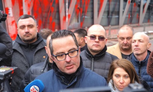 Съдът върна делото срещу 6-има обвиняеми за вандализма пред сградата на ЕК