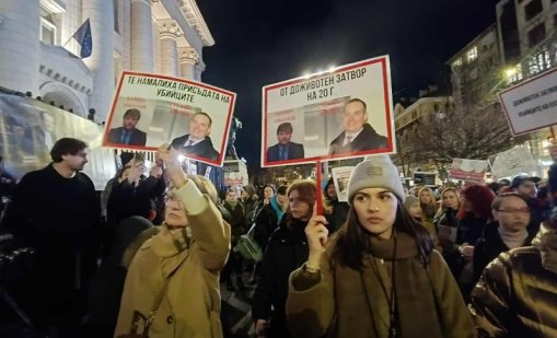 &ldquo;Справедливост за Евгения&rdquo; събра граждани пред Съдебната палата