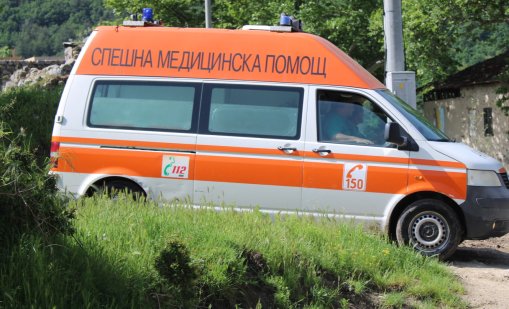 Мъж заплаши медици с брадва, хвърля саксии срещу тях