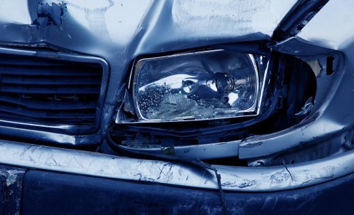 Тежка катастрофа в Плевен: 18-годишен се блъсна, рязаха ламарините заради момиче