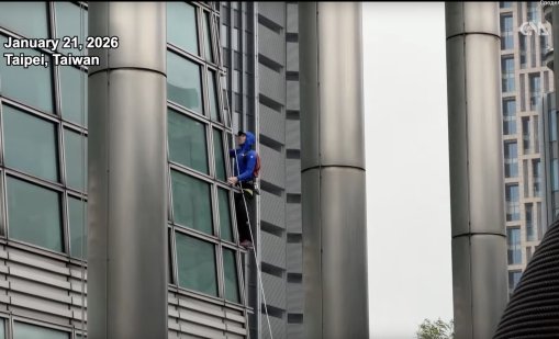 Спайдърмен: Катерач покори една от най-високите сгради в света ВИДЕО