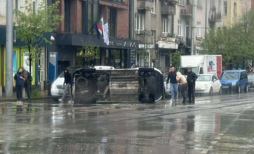 Линейка се обърна на кръстовище в София ВИДЕО