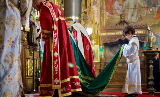 Вярващи се поклониха пред мощите на Свети Лазар Български СНИМКИ