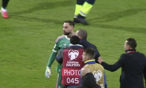 Донарума бесен след краха на Италия, тръгна да се бие с босненските футболисти СНИМКИ