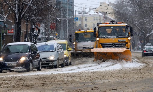 118 снегорина почистват пътните артерии в София