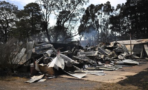 Горски пожари унищожиха домове и оставиха десетки хиляди без ток в Австралия
