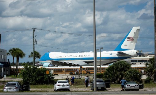От страх Иран да не го убие: Тръмп заряза новия Air Force One, върна се на борда на стария