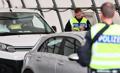 Германската полиция издирва мъж, намушквал няколко души с остър предмет