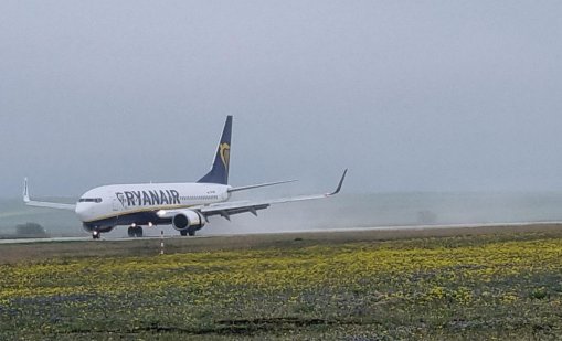 Ryanair плаща на служителите си по €2,50 на открит по-голям куфар