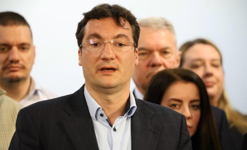 След провала на БСП: Крум Зарков с оставка в джоба, ще иска вот на доверие