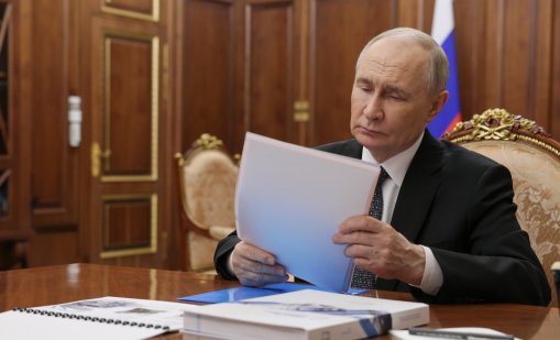 Въпреки тесните връзки с Иран, Русия стои настрана, докато Израел атакува