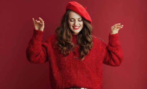 Червен пуловер за празниците &ndash; 6 стилни идеи за комбинации с него