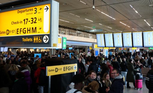 Хаос на летище "Схипхол&rdquo;: Отменени полети, походни легла, раздаване на закуски