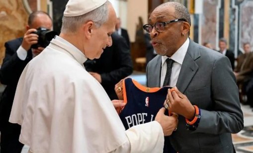 Папата вече има тениска на Ню Йорк Никс с номер 14