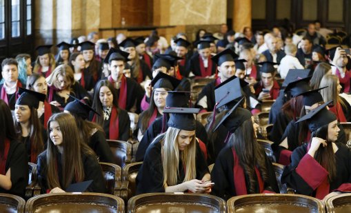 Талантливи ученици ще учат безплатно в родни ВУЗ-ове, ще получават и до 665 евро