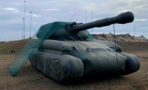Хитростта и измамата във войната: Как Украйна заблуждава врага с надуваеми танкове 