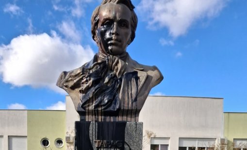 Заляха с черна боя паметника на украинския писател Тарас Шевченко в Нови Сад