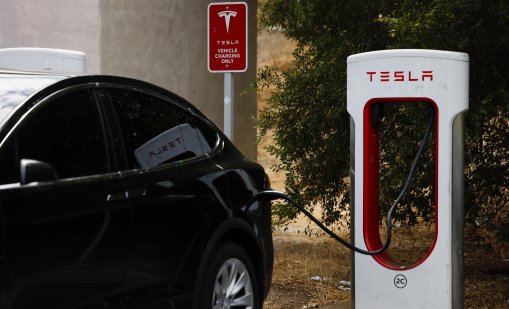 Катастрофа: Продажбите на Tesla се сринаха, въпреки търсенето на е-коли