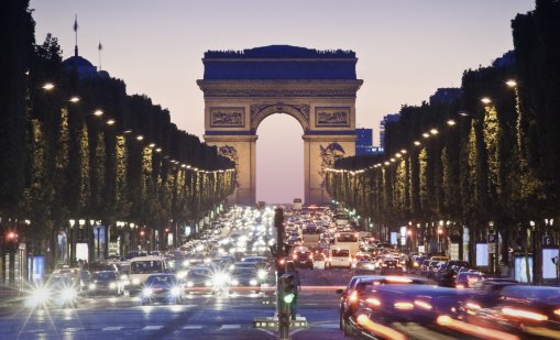 Полицията простреля мъж с нож край Триумфалната арка