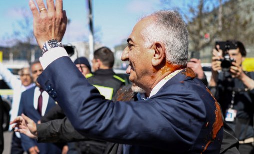 Заляха иранския престолонаследник Реза Пахлави с червена течност в Берлин СНИМКИ