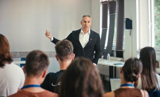 Гюров: България е с рекордно нисък резултат по четене в PISA, трябва да обърнем посоката