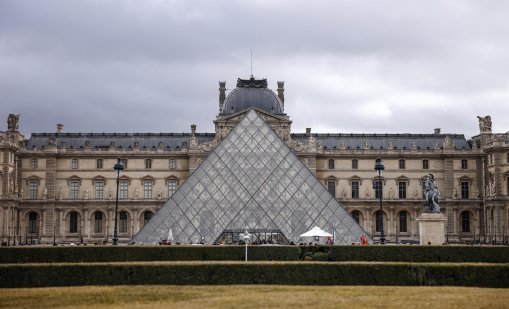 Наводнение в Лувъра е нанесло щети на документи и архиви