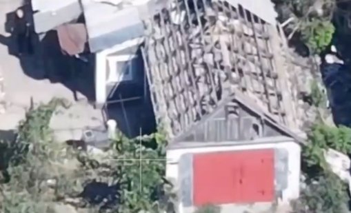 Руски войник екзекутира невъоръжен възрастен украинец ВИДЕО